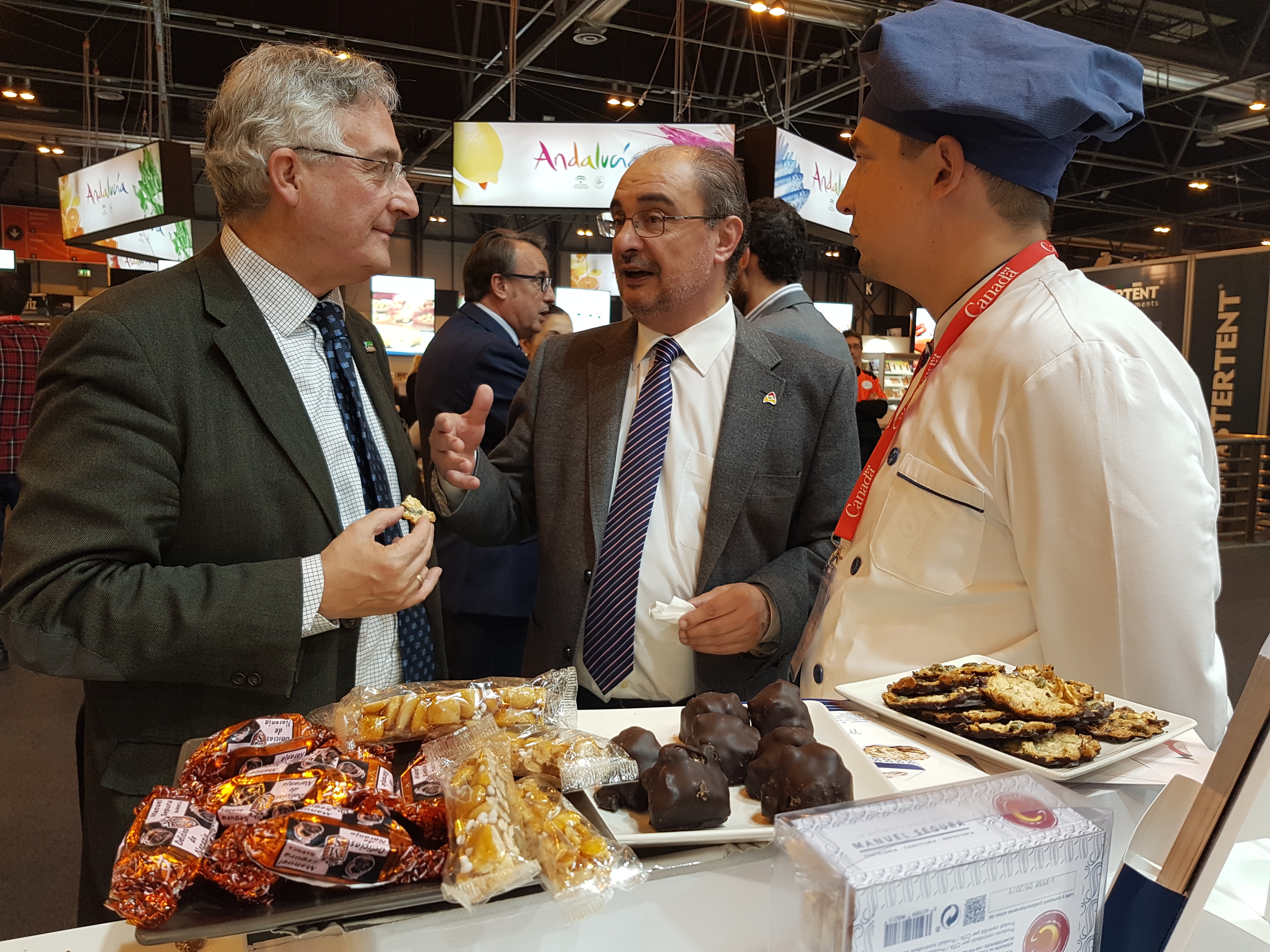 Lambán y Olona visitan los stands aragoneses en el Salón Gourments de Madrid